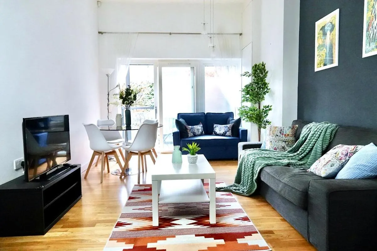Modern 2 Bed Flat In East London Apartment