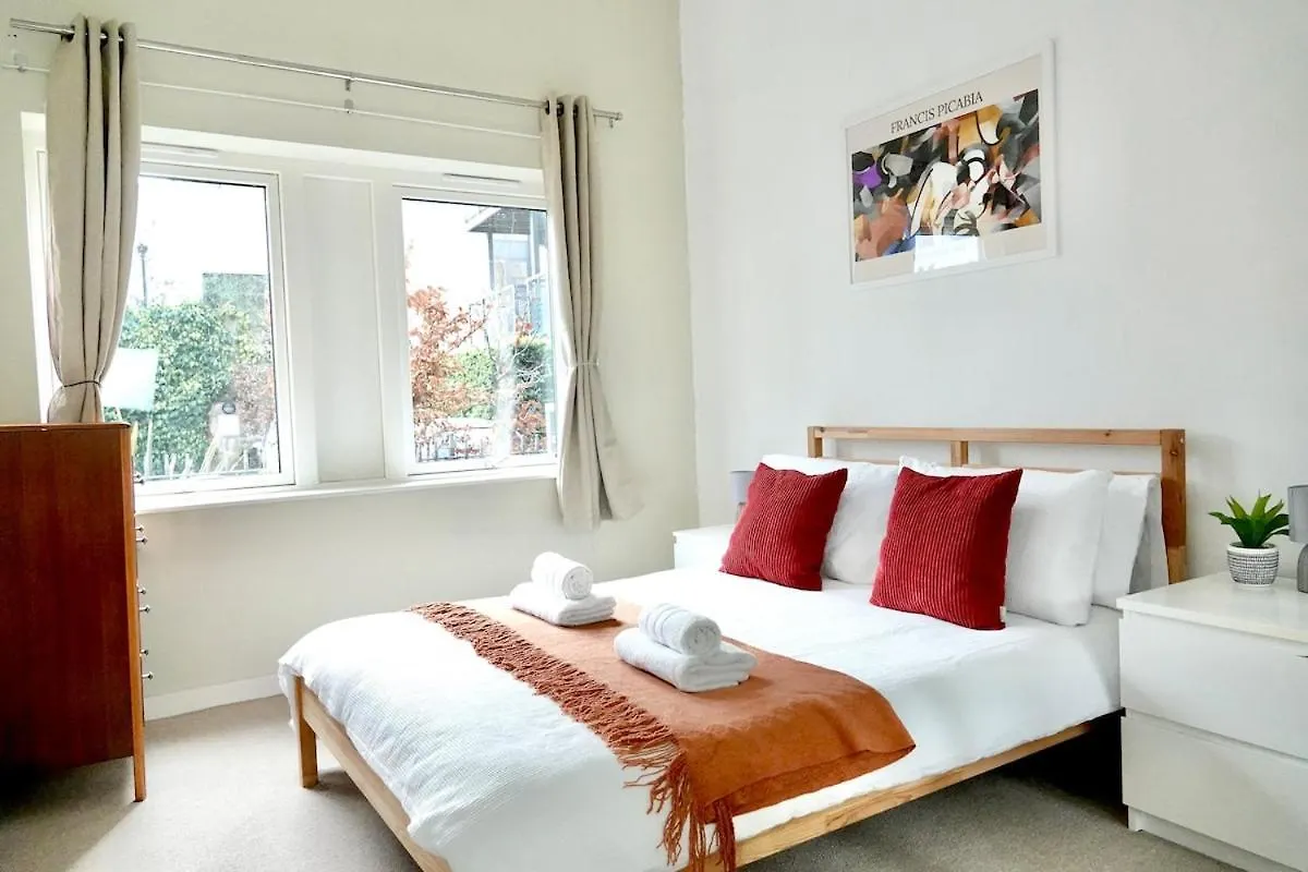 Modern 2 Bed Flat In East London Apartment 0*,  United Kingdom