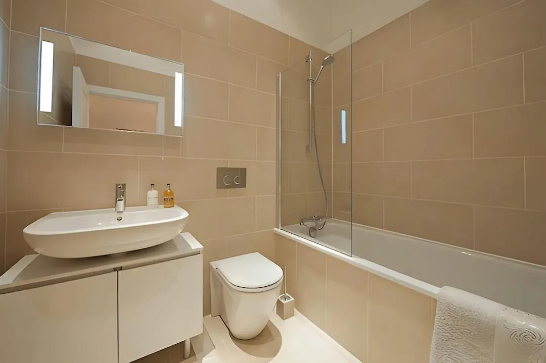 Modern 2 Bed Flat In East London Apartment