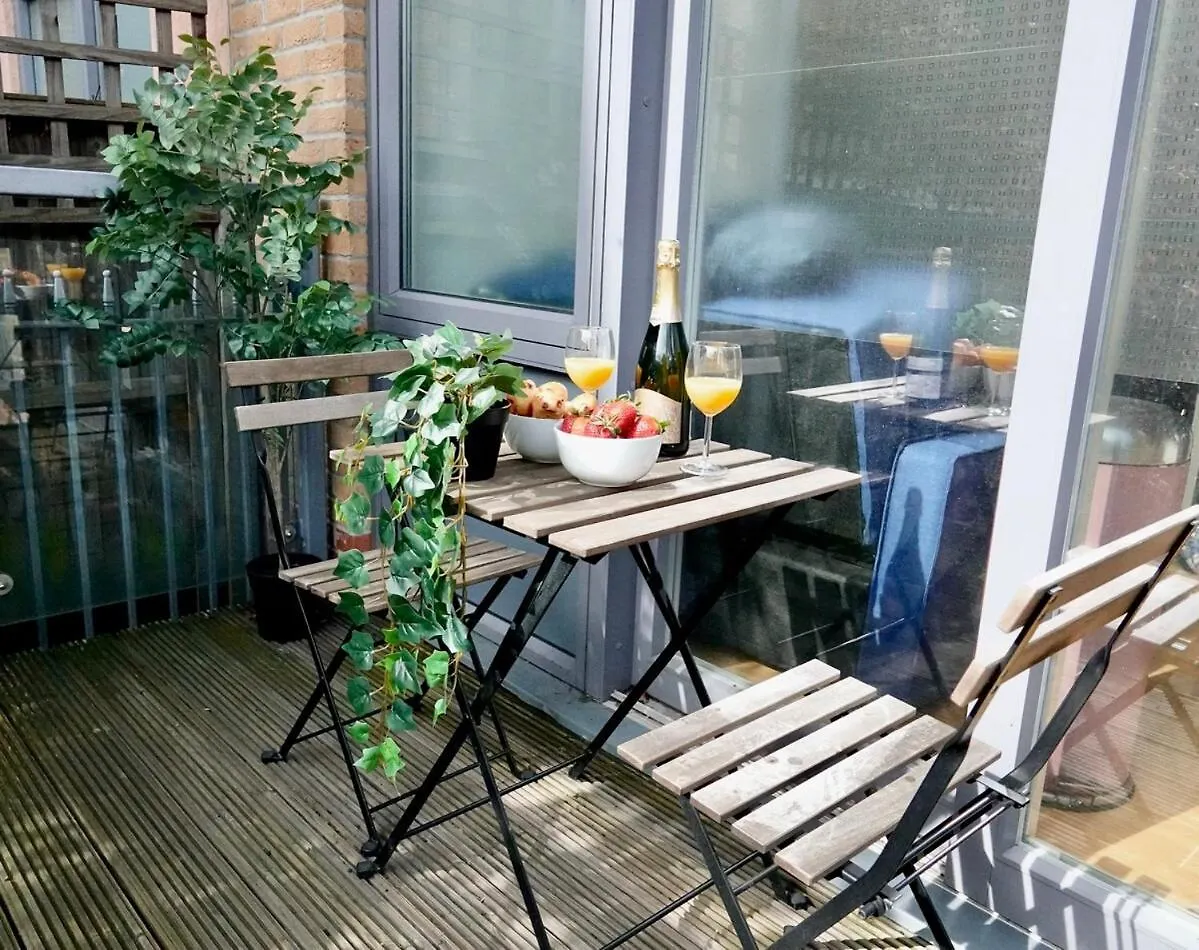 Modern 2 Bed Flat In East London Apartment