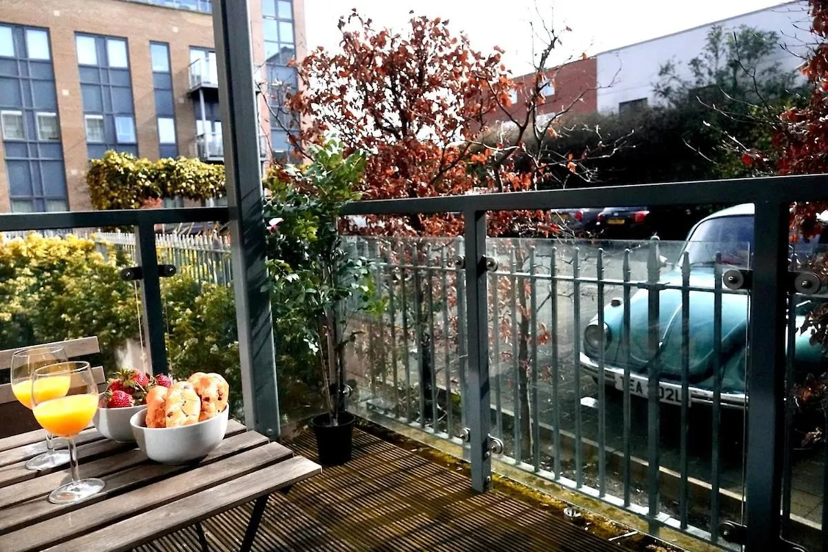 Modern 2 Bed Flat In East London Apartment