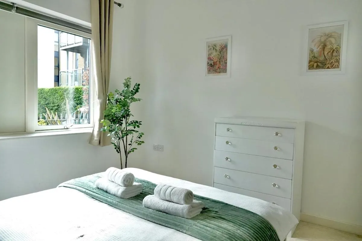 Modern 2 Bed Flat In East London Apartment