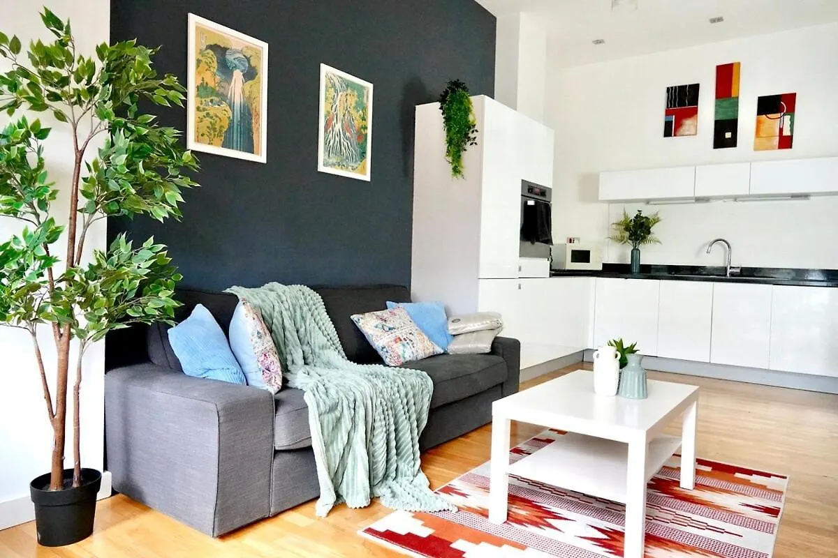 Modern 2 Bed Flat In East London Apartment